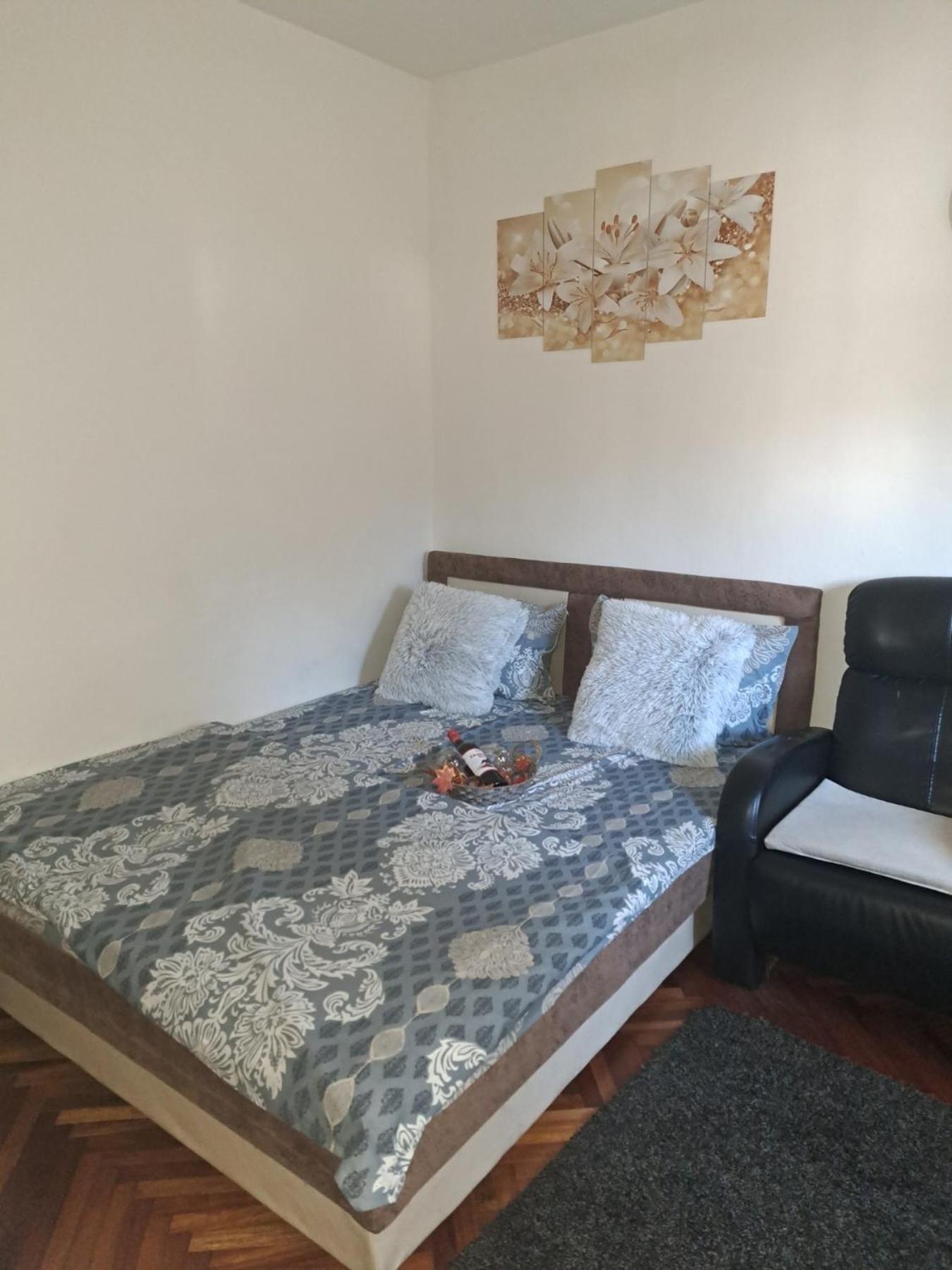 Apartman En Dusanovac Exteriör bild